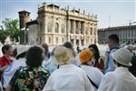 turisti in piazza castello